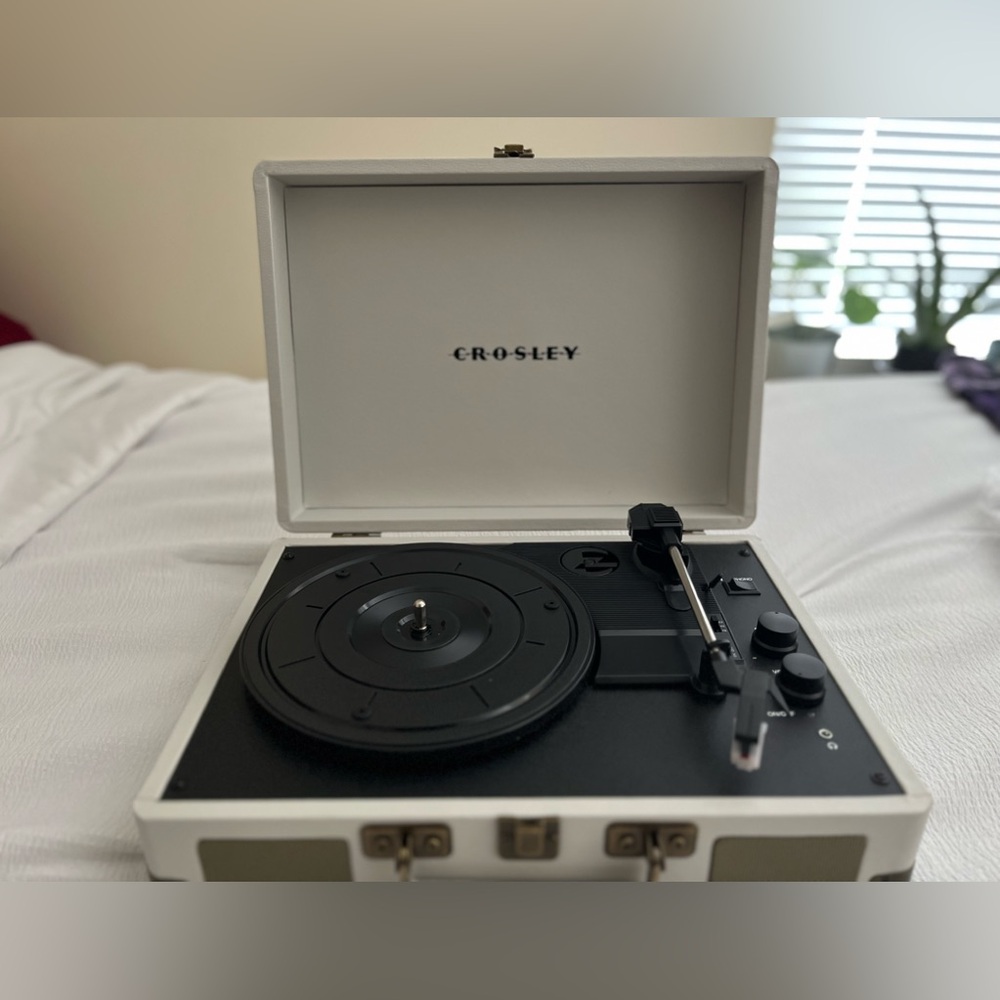 This is a 3-speed Crosley turntable